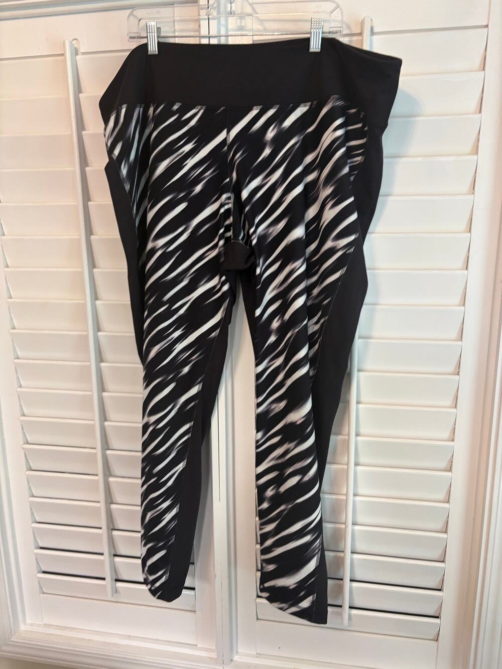 Cato‎ Black And White Leggings Size 26/28W
